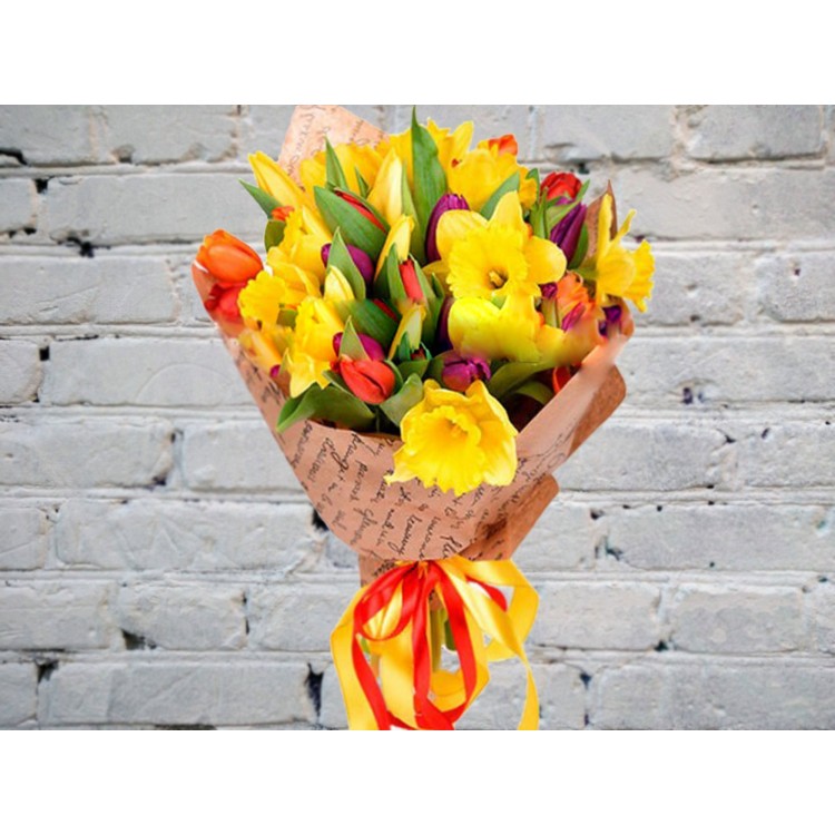 Букет Нарциссов и Тюльпанов в Крафте
