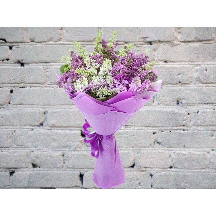 Букет из Белой и Сиреневой Сирени в оформлении
