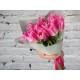 Букет из Ярко-Розовых Тюльпанов в Светлой Упаковке
