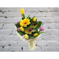 Букет из желтых и розовых тюльпанов и герберы
