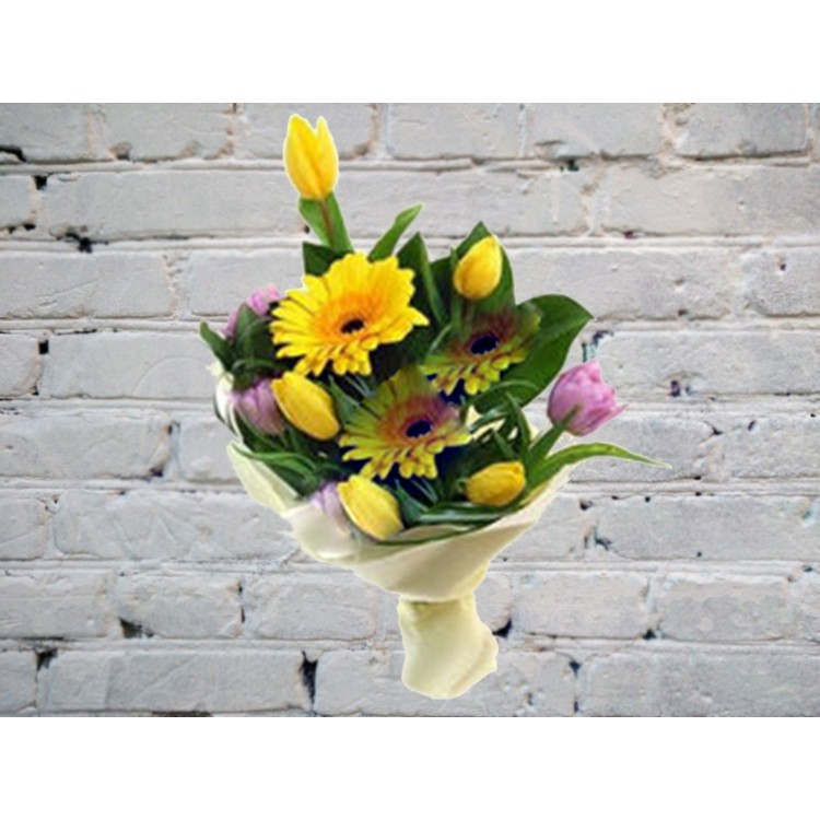 Букет из желтых и розовых тюльпанов и герберы
