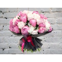 Букет из Пионов в Черной Упаковке
