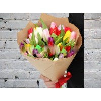 Букет из Разноцветных Тюльпанов в Крафте

