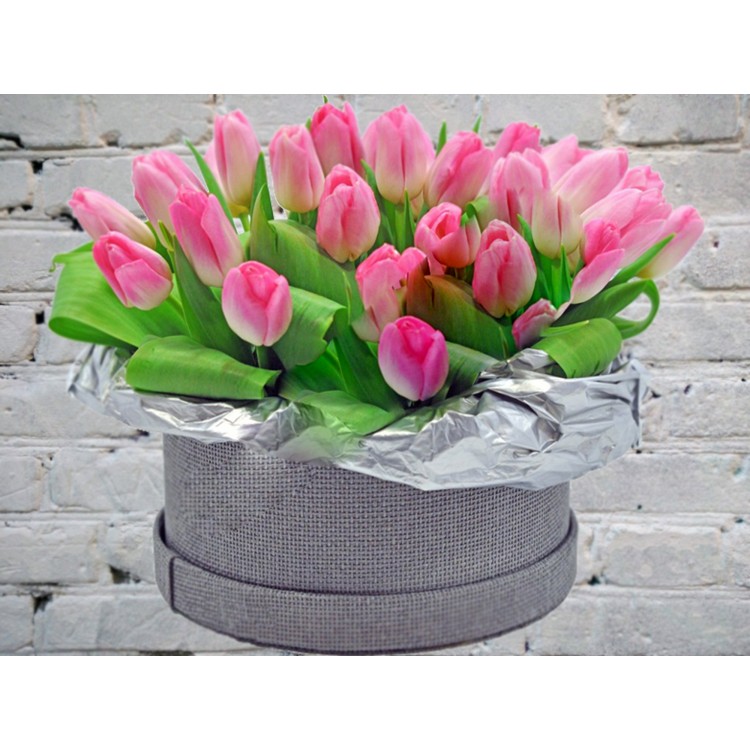 Букет из тюльпанов в шляпной коробке
