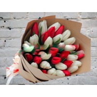 Букет из Красного и Белого Тюльпана в Крафте
