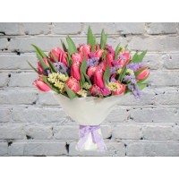 Букет с Тюльпанами и Разноцветной Статицей
