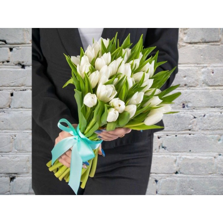 Букет из Белых Тюльпанов в Атласной ленте
