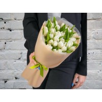 Букет из Белых Тюльпанов в упаковке
