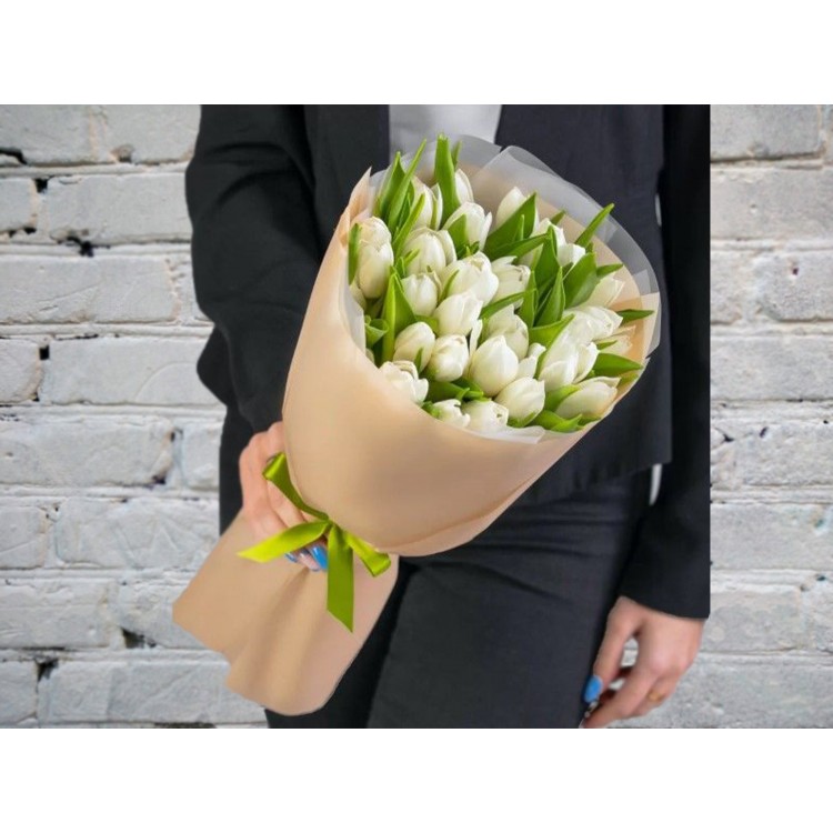 Букет из Белых Тюльпанов в упаковке
