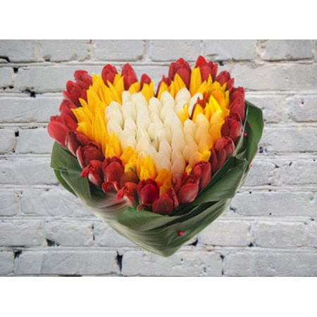 Композиция из 109 тюльпанов в форме сердца