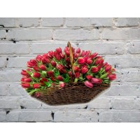 Корзина из 101 красного тюльпана
