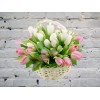Корзина из светлых тюльпанов
