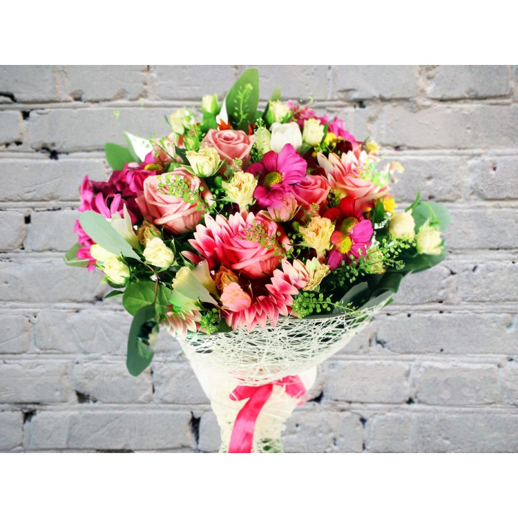 Букет из кустовой розы, гербер и хризантемы
