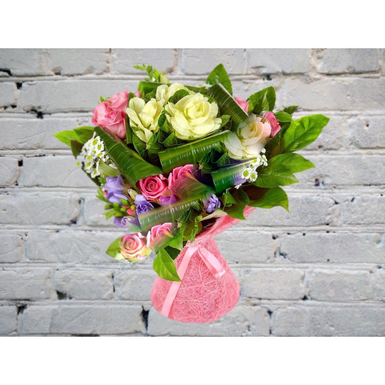 Букет из барассики, роз и фрезий
