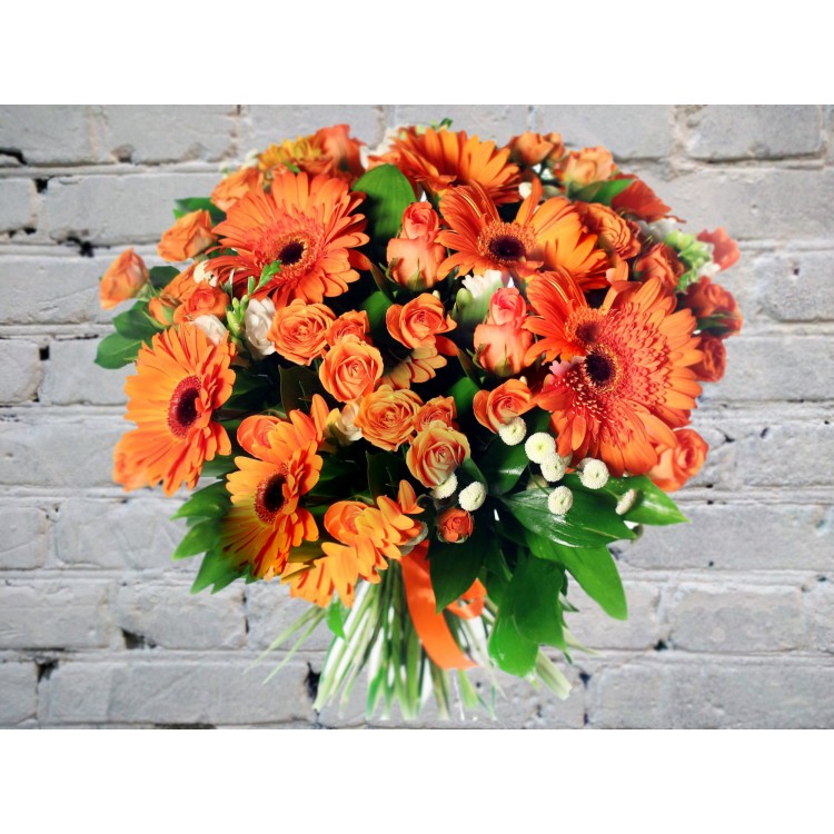 Букет из Оранжевых Гербер и Кустовых Роз
