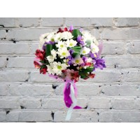 Букет с ирисами, хризантемами и альстромерией
