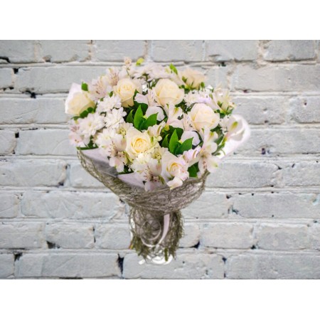 Букет с хризантемой и белой альстромерией