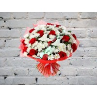 Букет из 15 роз и хризантемой

