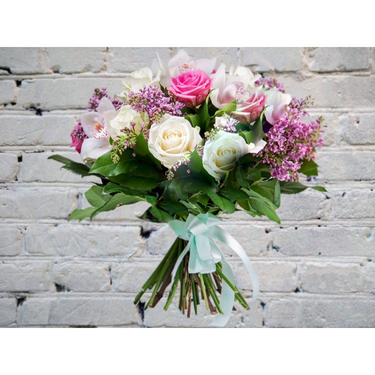 Букет из сирени, роз и орхидеи
