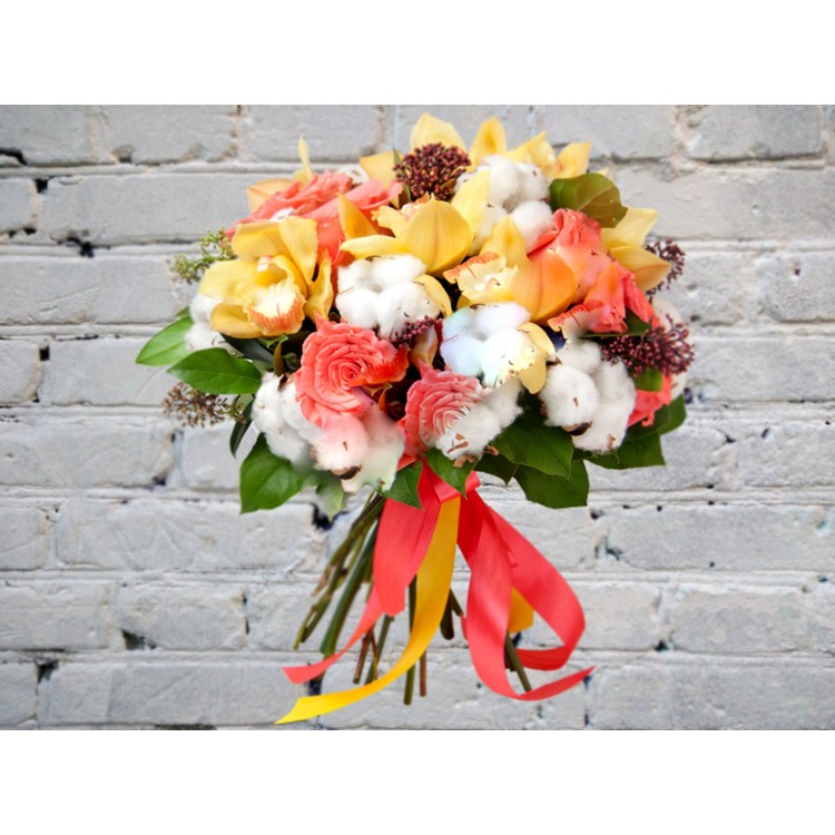 Букет из оранжевой розы и желтой орхидеи
