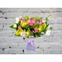 Букет из лизиантуса и роз
