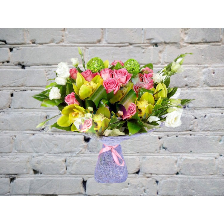 Букет из лизиантуса и роз
