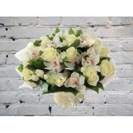 Букет с белыми розами, тюльпанами и орхидеями