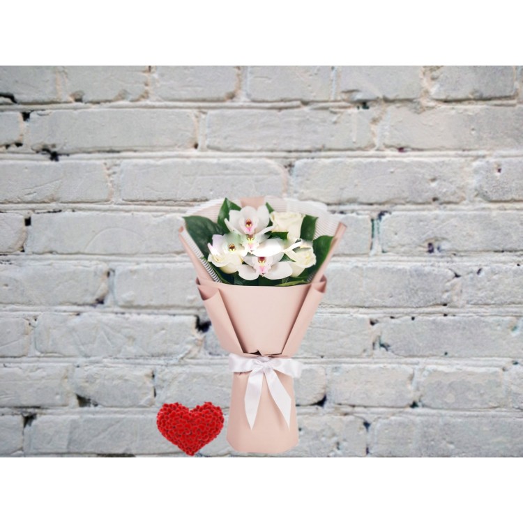 Букет Белых Роз и Орхидей
