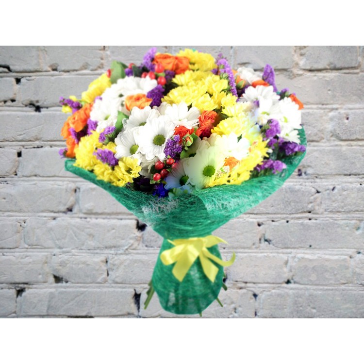 Букет с Оранжевой Кустовой Розой и Хризантемой
