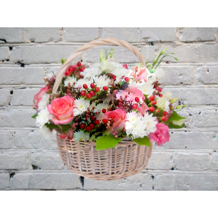 Корзина из хризантем и роз
