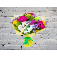 Букет из гиперикума, хризантемы и статицы
