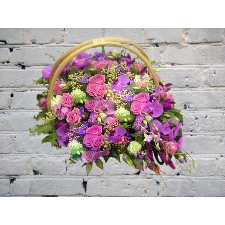 Корзина с орхидеями и розой
