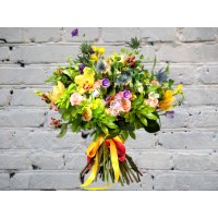 Букет из лизиантуса, розы и орхидеи
