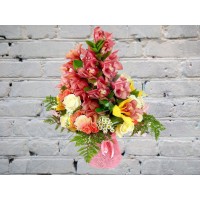 Букет из орхидей, хризантем и роз
