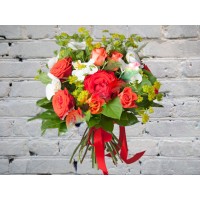 Букет из оранжевых роз и орхидей
