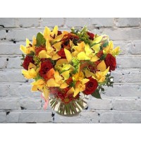 Букет с орхидеями и красной розой
