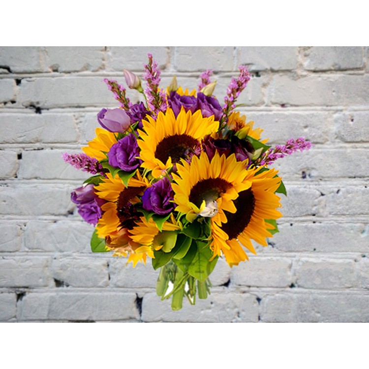 Букет с подсолнухами и лизиантусом
