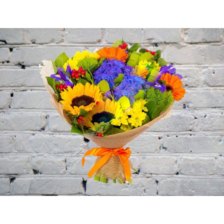 Букет с гортензией, ирисом и гиперикумом
