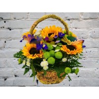 Корзинка с Подсолнухами и Ирисами
