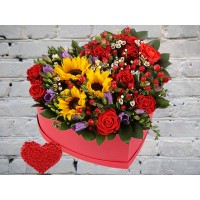Коробка в виде Сердца с Подсолнухами и Красными Розами
