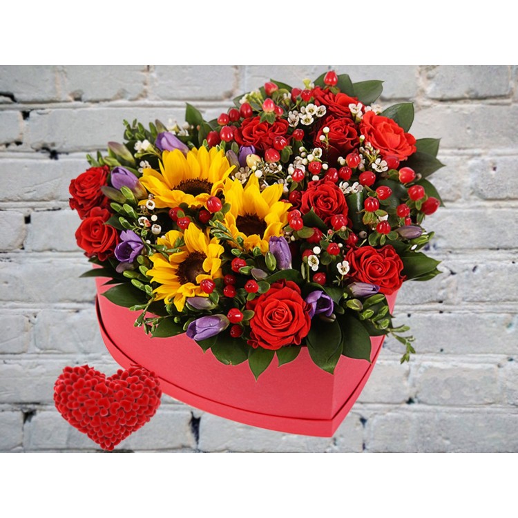 Коробка в виде Сердца с Подсолнухами и Красными Розами
