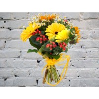 Букет из подсолнухов и гиперикума
