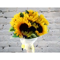 Букет из 7 подсолнухов с лентой
