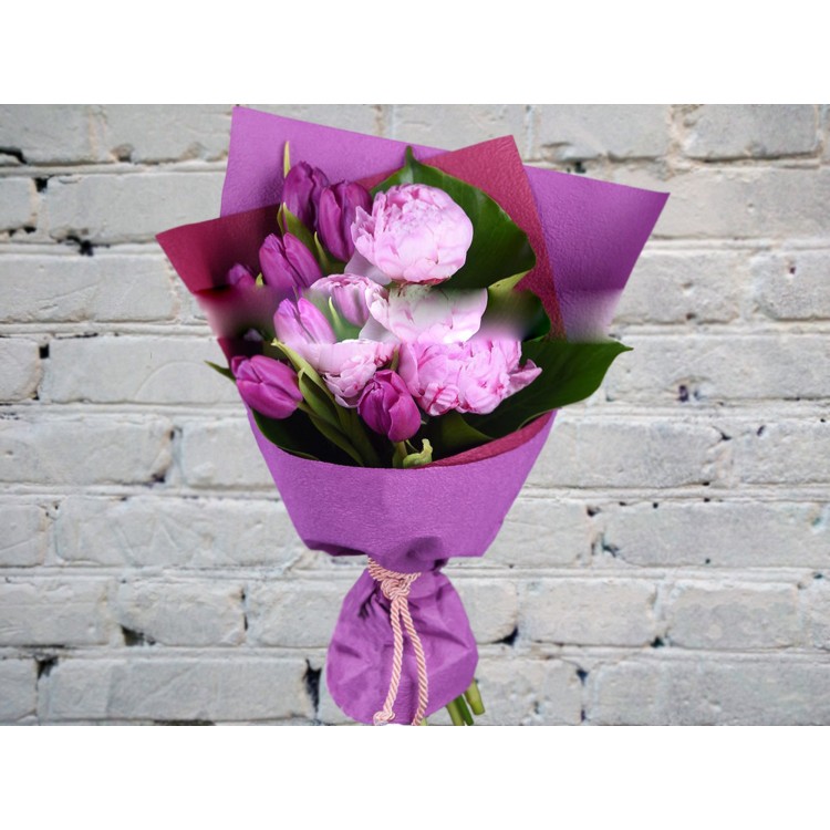 Букет из Пионов и Фиолетовых Тюльпанов
