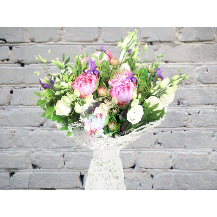 Букет с Ирисами и Пионами
