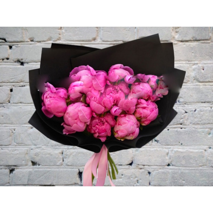 Малиновые Пионы в Черной Упаковке
