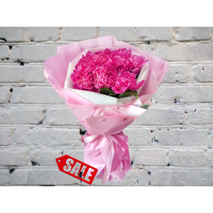 Букет Ярко-Розовых Пионов в Матовой Упаковке с Рускусом
