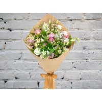 Букет пионов с эустомой и матрикарией
