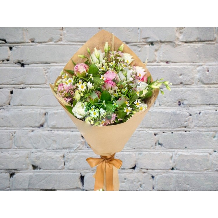 Букет пионов с эустомой и матрикарией
