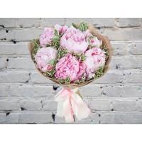 Букет из розовых пионов с питтоспорумом
